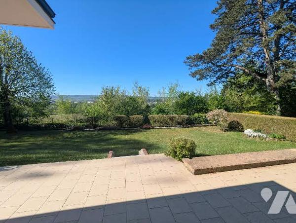 Pavillon de type 6 en parfait état d'entretien édifié en 1974 sur terrain clos et aménagé de 1256m²