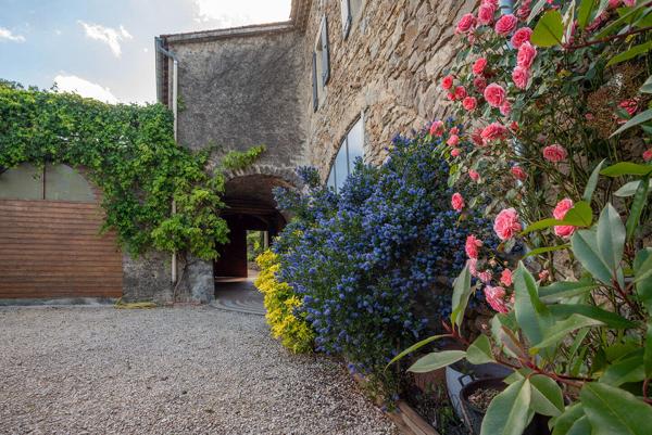Mas de caractère rénové du 19ème siècle avec jardin, piscine et cour intérieure