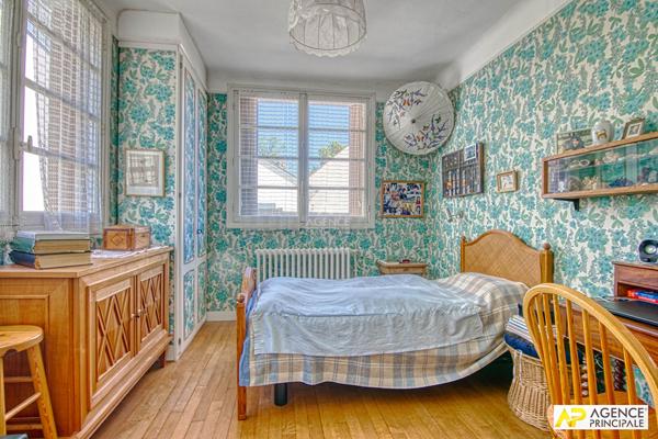 Le Chesnay Parc Aubert - Maison ancienne 130 m² habitables sur parcelle d'environ 400 m² 850 000 € **  - Référence  28250