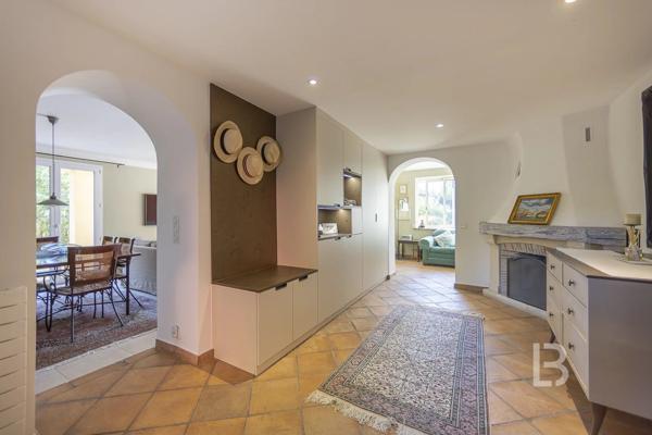 Maison parfaite a vendre! Piscine, jardin méditerranéen et maison d’amis