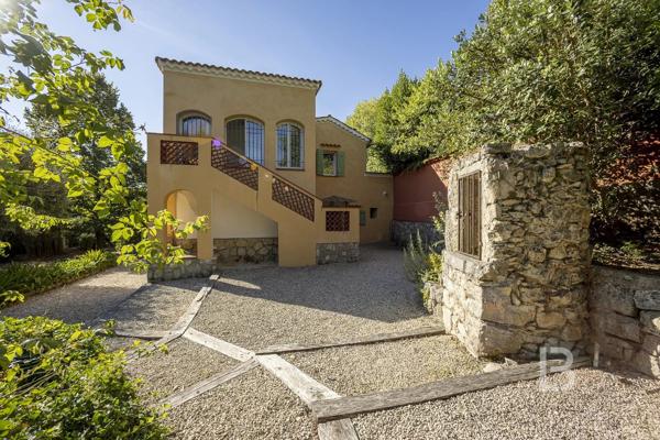 Maison parfaite a vendre! Piscine, jardin méditerranéen et maison d’amis
