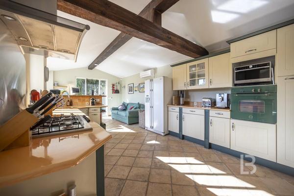 Maison parfaite a vendre! Piscine, jardin méditerranéen et maison d’amis