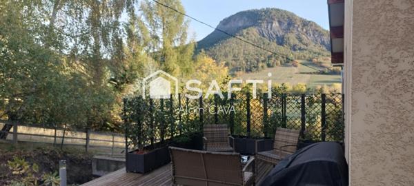 Maison de 217m2 sur 2 niveaux avec garage, parking sur 849m2 de terrain