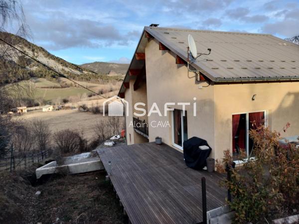 Maison de 217m2 sur 2 niveaux avec garage, parking sur 849m2 de terrain