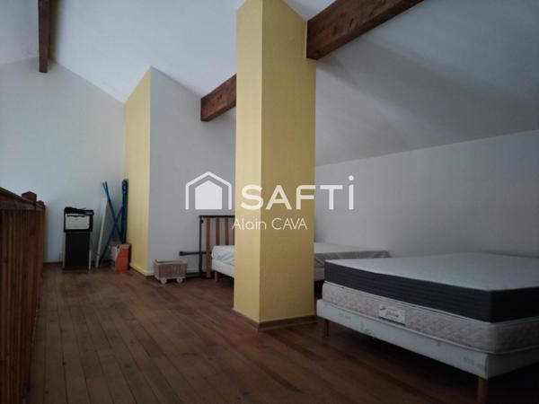 Maison de 217m2 sur 2 niveaux avec garage, parking sur 849m2 de terrain