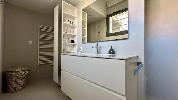 Villa d’Architecte dans le Triangle d’Or : volumes, design et rareté absolue