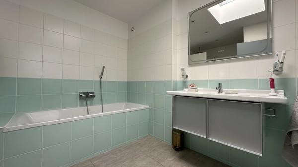 Villa d’Architecte dans le Triangle d’Or : volumes, design et rareté absolue