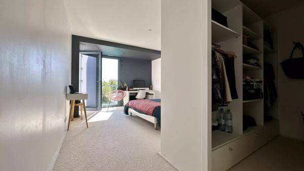 Villa d’Architecte dans le Triangle d’Or : volumes, design et rareté absolue