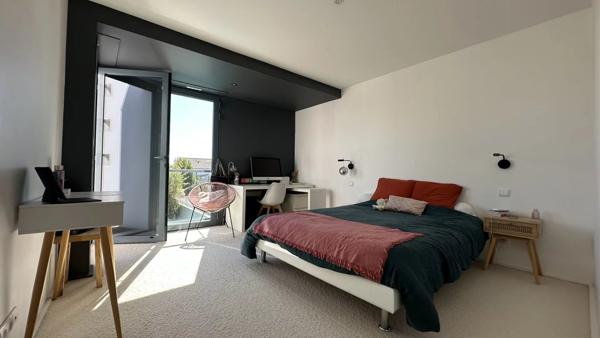 Villa d’Architecte dans le Triangle d’Or : volumes, design et rareté absolue