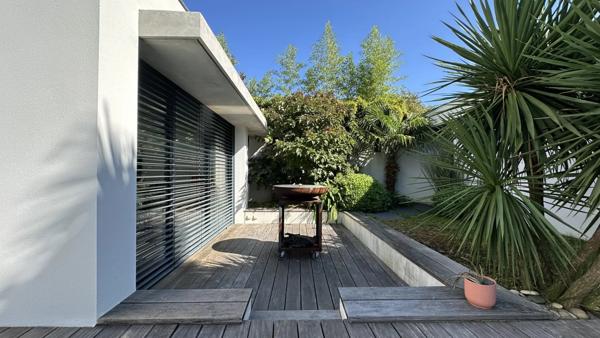 Villa d’Architecte dans le Triangle d’Or : volumes, design et rareté absolue