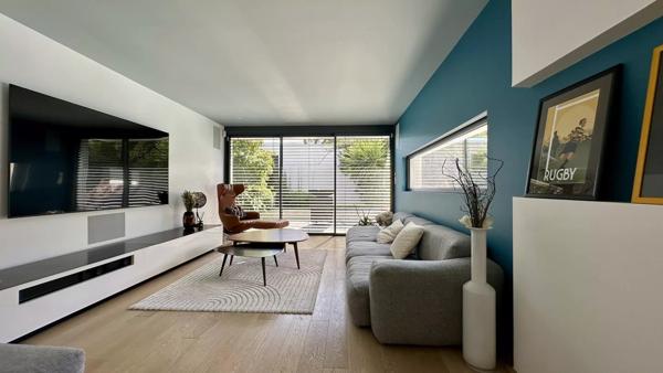 Villa d’Architecte dans le Triangle d’Or : volumes, design et rareté absolue