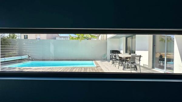 Villa d’Architecte dans le Triangle d’Or : volumes, design et rareté absolue