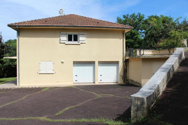 Maison type 6, sur sous-sol semi enterré, double garage, sur un terrain de 965 m²