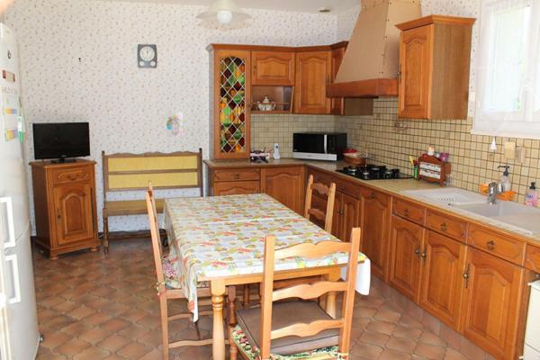 Maison type 6, sur sous-sol semi enterré, double garage, sur un terrain de 965 m²