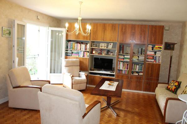 Maison type 6, sur sous-sol semi enterré, double garage, sur un terrain de 965 m²