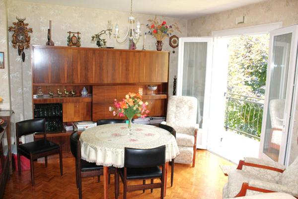 Maison type 6, sur sous-sol semi enterré, double garage, sur un terrain de 965 m²