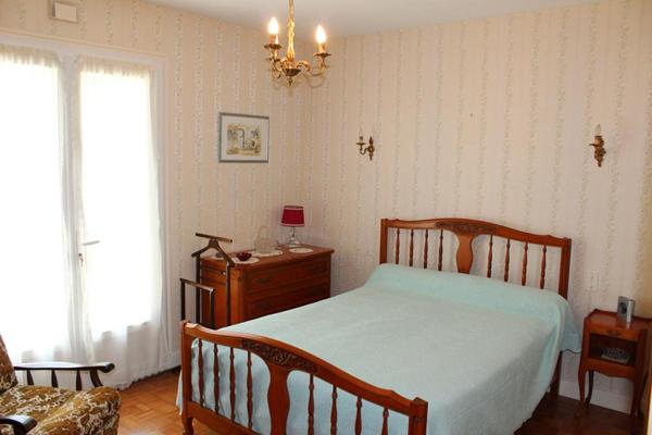 Maison type 6, sur sous-sol semi enterré, double garage, sur un terrain de 965 m²