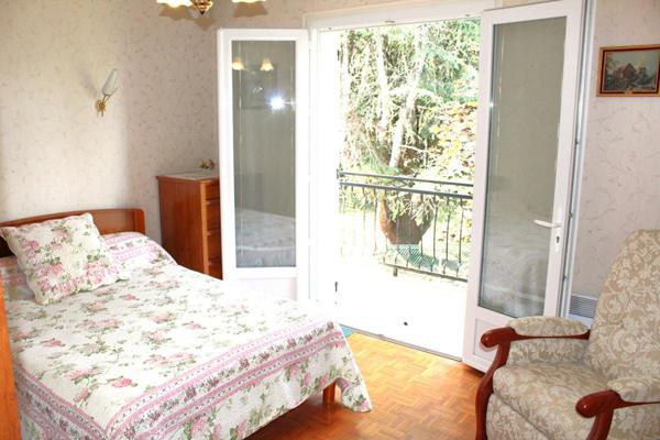 Maison type 6, sur sous-sol semi enterré, double garage, sur un terrain de 965 m²