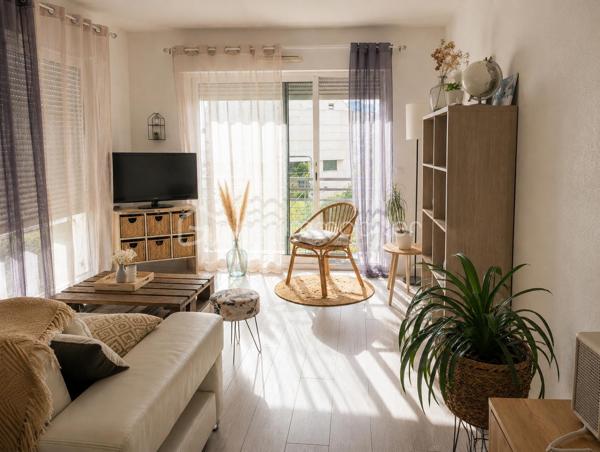 Billère (64140) agréable T2 de 51 m² environ, avec terrasse de 10m², piscine privée et place de parking dans garage sous terrain, situé dans une résidence calme et bien entretenue.

 Situé au 1er étage avec ascenseur, cet appartement lumineux se compose de :
- Une entrée.
- Une pièce de vie conviviale avec coin cuisine équipé ( accès terrasse).
- Une chambre ( accès terrasse).
- Une salle de bain.
- Un WC séparé.
- Une buanderie / espace de rangement.
- Un balcon terrasse privatif idéal pour profiter des beaux jours.

  Atout supplémentaire : une place de parking privative en sous-sol incluse dans la vente.
Pas de travaux à prévoir

Les plus :
 - Résidence sécurisée au calme et bien entretenue.
 -  Ascenseur.
 -  Piscine privée.
 - Balcon exposé sur espaces verts et piscine.
-  Place de parking en sous-sol.
 -  Proximité des commerces, transports et commodités.
 -  À quelques minutes du centre de Pau.
Cet appartement conviendra parfaitement pour :
- Un premier achat
- Un investissement locatif
- Un pied-à-terre proche de Pau

Vous pouvez me joindre à votre convenance, je vous en remercie par avance.
Visite possible 7/7 JOURS