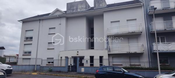 Billère (64140) agréable T2 de 51 m² environ, avec terrasse de 10m², piscine privée et place de parking dans garage sous terrain, situé dans une résidence calme et bien entretenue.

 Situé au 1er étage avec ascenseur, cet appartement lumineux se compose de :
- Une entrée.
- Une pièce de vie conviviale avec coin cuisine équipé ( accès terrasse).
- Une chambre ( accès terrasse).
- Une salle de bain.
- Un WC séparé.
- Une buanderie / espace de rangement.
- Un balcon terrasse privatif idéal pour profiter des beaux jours.

  Atout supplémentaire : une place de parking privative en sous-sol incluse dans la vente.
Pas de travaux à prévoir

Les plus :
 - Résidence sécurisée au calme et bien entretenue.
 -  Ascenseur.
 -  Piscine privée.
 - Balcon exposé sur espaces verts et piscine.
-  Place de parking en sous-sol.
 -  Proximité des commerces, transports et commodités.
 -  À quelques minutes du centre de Pau.
Cet appartement conviendra parfaitement pour :
- Un premier achat
- Un investissement locatif
- Un pied-à-terre proche de Pau

Vous pouvez me joindre à votre convenance, je vous en remercie par avance.
Visite possible 7/7 JOURS