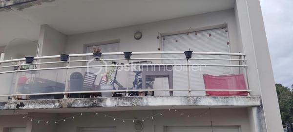Billère (64140) agréable T2 de 51 m² environ, avec terrasse de 10m², piscine privée et place de parking dans garage sous terrain, situé dans une résidence calme et bien entretenue.

 Situé au 1er étage avec ascenseur, cet appartement lumineux se compose de :
- Une entrée.
- Une pièce de vie conviviale avec coin cuisine équipé ( accès terrasse).
- Une chambre ( accès terrasse).
- Une salle de bain.
- Un WC séparé.
- Une buanderie / espace de rangement.
- Un balcon terrasse privatif idéal pour profiter des beaux jours.

  Atout supplémentaire : une place de parking privative en sous-sol incluse dans la vente.
Pas de travaux à prévoir

Les plus :
 - Résidence sécurisée au calme et bien entretenue.
 -  Ascenseur.
 -  Piscine privée.
 - Balcon exposé sur espaces verts et piscine.
-  Place de parking en sous-sol.
 -  Proximité des commerces, transports et commodités.
 -  À quelques minutes du centre de Pau.
Cet appartement conviendra parfaitement pour :
- Un premier achat
- Un investissement locatif
- Un pied-à-terre proche de Pau

Vous pouvez me joindre à votre convenance, je vous en remercie par avance.
Visite possible 7/7 JOURS
