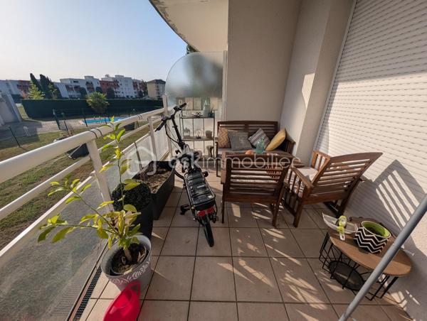 Billère (64140) agréable T2 de 51 m² environ, avec terrasse de 10m², piscine privée et place de parking dans garage sous terrain, situé dans une résidence calme et bien entretenue.

 Situé au 1er étage avec ascenseur, cet appartement lumineux se compose de :
- Une entrée.
- Une pièce de vie conviviale avec coin cuisine équipé ( accès terrasse).
- Une chambre ( accès terrasse).
- Une salle de bain.
- Un WC séparé.
- Une buanderie / espace de rangement.
- Un balcon terrasse privatif idéal pour profiter des beaux jours.

  Atout supplémentaire : une place de parking privative en sous-sol incluse dans la vente.
Pas de travaux à prévoir

Les plus :
 - Résidence sécurisée au calme et bien entretenue.
 -  Ascenseur.
 -  Piscine privée.
 - Balcon exposé sur espaces verts et piscine.
-  Place de parking en sous-sol.
 -  Proximité des commerces, transports et commodités.
 -  À quelques minutes du centre de Pau.
Cet appartement conviendra parfaitement pour :
- Un premier achat
- Un investissement locatif
- Un pied-à-terre proche de Pau

Vous pouvez me joindre à votre convenance, je vous en remercie par avance.
Visite possible 7/7 JOURS