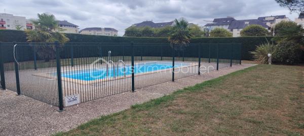 Billère (64140) agréable T2 de 51 m² environ, avec terrasse de 10m², piscine privée et place de parking dans garage sous terrain, situé dans une résidence calme et bien entretenue.

 Situé au 1er étage avec ascenseur, cet appartement lumineux se compose de :
- Une entrée.
- Une pièce de vie conviviale avec coin cuisine équipé ( accès terrasse).
- Une chambre ( accès terrasse).
- Une salle de bain.
- Un WC séparé.
- Une buanderie / espace de rangement.
- Un balcon terrasse privatif idéal pour profiter des beaux jours.

  Atout supplémentaire : une place de parking privative en sous-sol incluse dans la vente.
Pas de travaux à prévoir

Les plus :
 - Résidence sécurisée au calme et bien entretenue.
 -  Ascenseur.
 -  Piscine privée.
 - Balcon exposé sur espaces verts et piscine.
-  Place de parking en sous-sol.
 -  Proximité des commerces, transports et commodités.
 -  À quelques minutes du centre de Pau.
Cet appartement conviendra parfaitement pour :
- Un premier achat
- Un investissement locatif
- Un pied-à-terre proche de Pau

Vous pouvez me joindre à votre convenance, je vous en remercie par avance.
Visite possible 7/7 JOURS