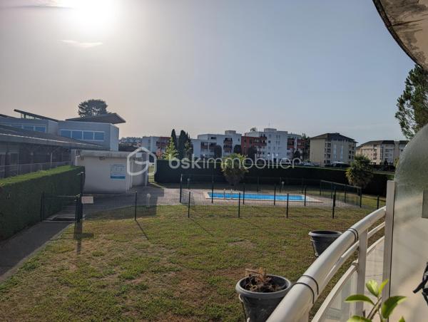 Billère (64140) agréable T2 de 51 m² environ, avec terrasse de 10m², piscine privée et place de parking dans garage sous terrain, situé dans une résidence calme et bien entretenue.

 Situé au 1er étage avec ascenseur, cet appartement lumineux se compose de :
- Une entrée.
- Une pièce de vie conviviale avec coin cuisine équipé ( accès terrasse).
- Une chambre ( accès terrasse).
- Une salle de bain.
- Un WC séparé.
- Une buanderie / espace de rangement.
- Un balcon terrasse privatif idéal pour profiter des beaux jours.

  Atout supplémentaire : une place de parking privative en sous-sol incluse dans la vente.
Pas de travaux à prévoir

Les plus :
 - Résidence sécurisée au calme et bien entretenue.
 -  Ascenseur.
 -  Piscine privée.
 - Balcon exposé sur espaces verts et piscine.
-  Place de parking en sous-sol.
 -  Proximité des commerces, transports et commodités.
 -  À quelques minutes du centre de Pau.
Cet appartement conviendra parfaitement pour :
- Un premier achat
- Un investissement locatif
- Un pied-à-terre proche de Pau

Vous pouvez me joindre à votre convenance, je vous en remercie par avance.
Visite possible 7/7 JOURS