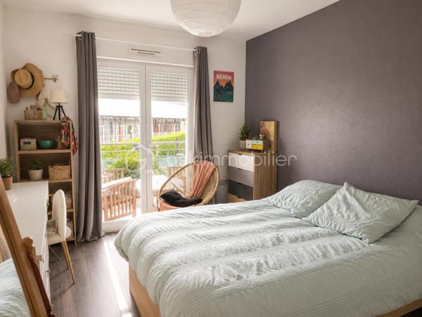 Billère (64140) agréable T2 de 51 m² environ, avec terrasse de 10m², piscine privée et place de parking dans garage sous terrain, situé dans une résidence calme et bien entretenue.

 Situé au 1er étage avec ascenseur, cet appartement lumineux se compose de :
- Une entrée.
- Une pièce de vie conviviale avec coin cuisine équipé ( accès terrasse).
- Une chambre ( accès terrasse).
- Une salle de bain.
- Un WC séparé.
- Une buanderie / espace de rangement.
- Un balcon terrasse privatif idéal pour profiter des beaux jours.

  Atout supplémentaire : une place de parking privative en sous-sol incluse dans la vente.
Pas de travaux à prévoir

Les plus :
 - Résidence sécurisée au calme et bien entretenue.
 -  Ascenseur.
 -  Piscine privée.
 - Balcon exposé sur espaces verts et piscine.
-  Place de parking en sous-sol.
 -  Proximité des commerces, transports et commodités.
 -  À quelques minutes du centre de Pau.
Cet appartement conviendra parfaitement pour :
- Un premier achat
- Un investissement locatif
- Un pied-à-terre proche de Pau

Vous pouvez me joindre à votre convenance, je vous en remercie par avance.
Visite possible 7/7 JOURS