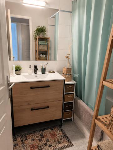 Billère (64140) agréable T2 de 51 m² environ, avec terrasse de 10m², piscine privée et place de parking dans garage sous terrain, situé dans une résidence calme et bien entretenue.

 Situé au 1er étage avec ascenseur, cet appartement lumineux se compose de :
- Une entrée.
- Une pièce de vie conviviale avec coin cuisine équipé ( accès terrasse).
- Une chambre ( accès terrasse).
- Une salle de bain.
- Un WC séparé.
- Une buanderie / espace de rangement.
- Un balcon terrasse privatif idéal pour profiter des beaux jours.

  Atout supplémentaire : une place de parking privative en sous-sol incluse dans la vente.
Pas de travaux à prévoir

Les plus :
 - Résidence sécurisée au calme et bien entretenue.
 -  Ascenseur.
 -  Piscine privée.
 - Balcon exposé sur espaces verts et piscine.
-  Place de parking en sous-sol.
 -  Proximité des commerces, transports et commodités.
 -  À quelques minutes du centre de Pau.
Cet appartement conviendra parfaitement pour :
- Un premier achat
- Un investissement locatif
- Un pied-à-terre proche de Pau

Vous pouvez me joindre à votre convenance, je vous en remercie par avance.
Visite possible 7/7 JOURS