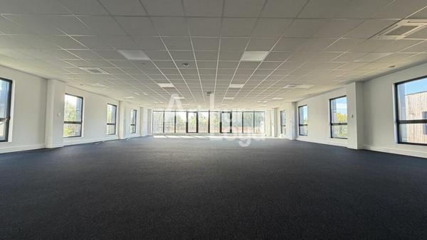 A LOUER : PLATEAU DE BUREAUX DE 274,21 M² -TERRASSE DE 22 M² - 8 PARKINGS AÉERIENS