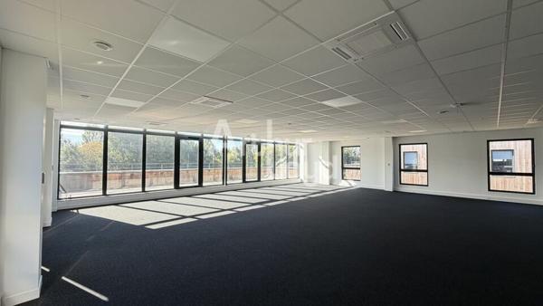 A LOUER : PLATEAU DE BUREAUX DE 274,21 M² -TERRASSE DE 22 M² - 8 PARKINGS AÉERIENS