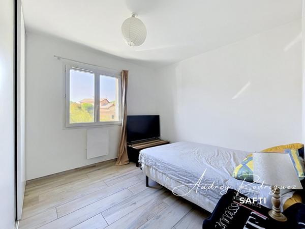 Maison récente plain-pied avec jardin