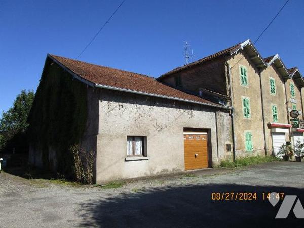 Bâtiment à rénover, en partie mitoyen,  à usage d'ancien commerce de boucherie et d'habitation,...