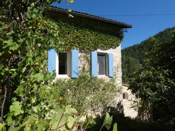 VOLONNE – PROPRIÉTÉ D’EXCEPTION 3,5 HA – 3 HABITATIONS – PISCINE CHAUFFÉE – VUE MONTAGNES