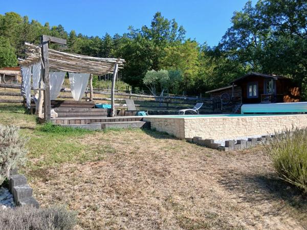 VOLONNE – PROPRIÉTÉ D’EXCEPTION 3,5 HA – 3 HABITATIONS – PISCINE CHAUFFÉE – VUE MONTAGNES