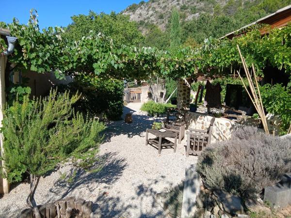 VOLONNE – PROPRIÉTÉ D’EXCEPTION 3,5 HA – 3 HABITATIONS – PISCINE CHAUFFÉE – VUE MONTAGNES