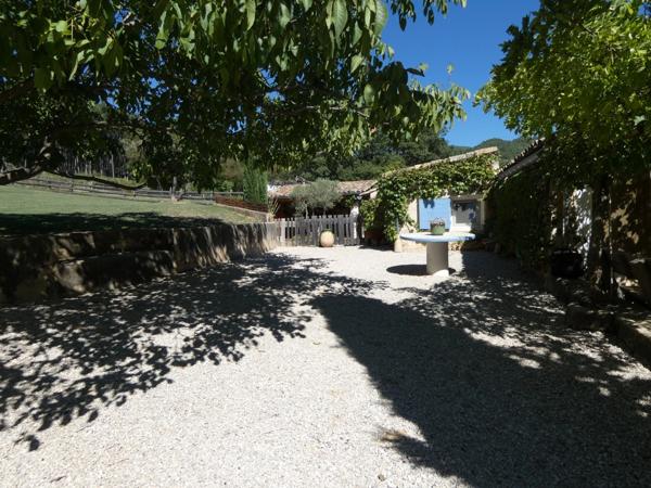 VOLONNE – PROPRIÉTÉ D’EXCEPTION 3,5 HA – 3 HABITATIONS – PISCINE CHAUFFÉE – VUE MONTAGNES