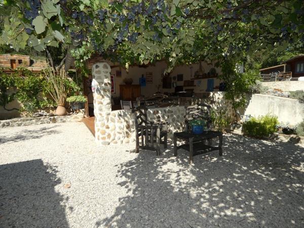 VOLONNE – PROPRIÉTÉ D’EXCEPTION 3,5 HA – 3 HABITATIONS – PISCINE CHAUFFÉE – VUE MONTAGNES