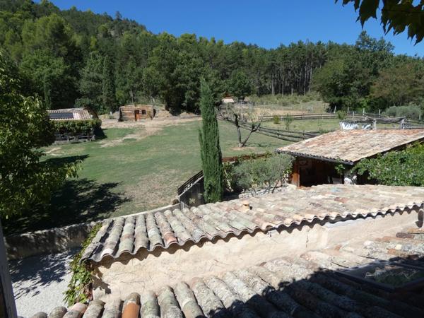 VOLONNE – PROPRIÉTÉ D’EXCEPTION 3,5 HA – 3 HABITATIONS – PISCINE CHAUFFÉE – VUE MONTAGNES