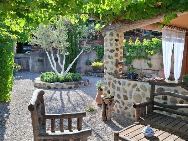 VOLONNE – PROPRIÉTÉ D’EXCEPTION 3,5 HA – 3 HABITATIONS – PISCINE CHAUFFÉE – VUE MONTAGNES