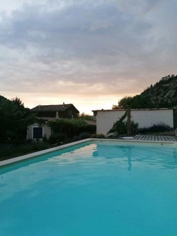 VOLONNE – PROPRIÉTÉ D’EXCEPTION 3,5 HA – 3 HABITATIONS – PISCINE CHAUFFÉE – VUE MONTAGNES