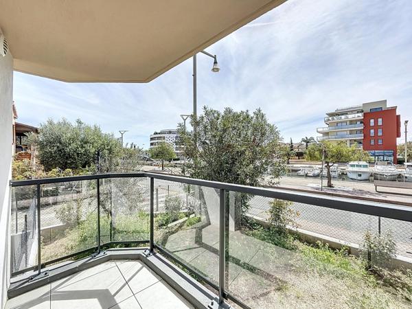 À vendre – Local commercial de 77 m² à Port Fréjus avec jardin, terrasses et plages à pied