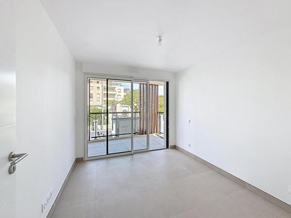 À vendre – Local commercial de 77 m² à Port Fréjus avec jardin, terrasses et plages à pied