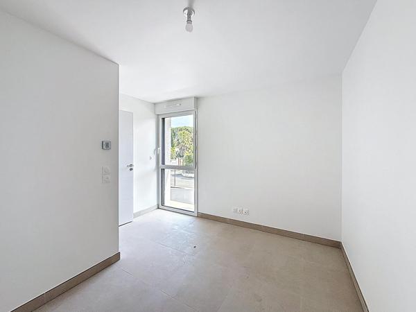 À vendre – Local commercial de 77 m² à Port Fréjus avec jardin, terrasses et plages à pied