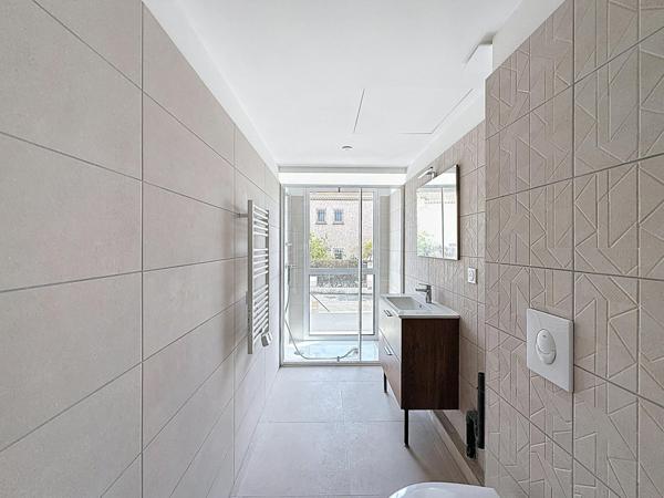 À vendre – Local commercial de 77 m² à Port Fréjus avec jardin, terrasses et plages à pied