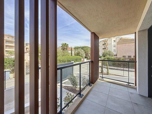 À vendre – Local commercial de 77 m² à Port Fréjus avec jardin, terrasses et plages à pied