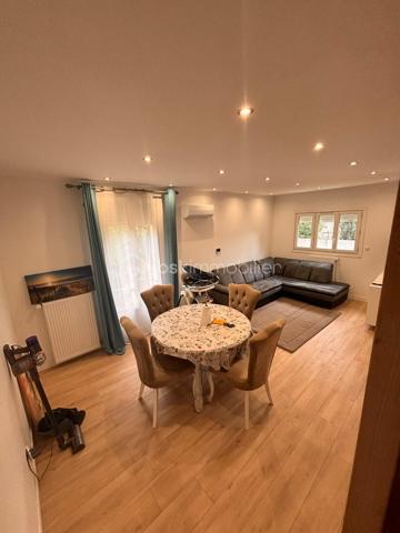 Dans un quartier pavillonnaire très calme, à proximité des commerces et des écoles, venez découvrir cette maison entièrement rénovée, sur deux étages est idéale pour une famille, offrant un beau potentiel d'évolution.


Cette maison s'ouvre sur une entrée lumineuse qui mène à un vaste séjour offrant un espace convivial pour se détendre en famille ou entre amis.
Elle se compose de 3 chambres, Vous disposerez aussi d'une salle de bain neuve.

En plus, une pièce pouvant être transformée en une chambre,dressing ou bureau .

Vous serez séduits par son magnifique jardin de 540 m² avec un terrain constructible de 136 m², offrant un espace de verdure pour profiter des journées ensoleillées en toute tranquillité.

Maison saine et bien entretenue

Une belle opportunité pour une famille souhaitant personnaliser son futur lieu de vie.
Pour stationner en toute facilité, un emplacement de parking est prévu.

Afin de vous permettre de mieux vous projeter, j'ai réalisé une simulation avec l'IA sur les trois dernières photos, montrant ce que pourrait devenir le jardin actuel avec l’aménagement d'un studio et d'une piscine, ainsi qu'une des chambre, il s'agit bien entendu d'une projection et non d'un emménagement existant.