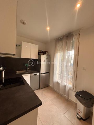 Dans un quartier pavillonnaire très calme, à proximité des commerces et des écoles, venez découvrir cette maison entièrement rénovée, sur deux étages est idéale pour une famille, offrant un beau potentiel d'évolution.


Cette maison s'ouvre sur une entrée lumineuse qui mène à un vaste séjour offrant un espace convivial pour se détendre en famille ou entre amis.
Elle se compose de 3 chambres, Vous disposerez aussi d'une salle de bain neuve.

En plus, une pièce pouvant être transformée en une chambre,dressing ou bureau .

Vous serez séduits par son magnifique jardin de 540 m² avec un terrain constructible de 136 m², offrant un espace de verdure pour profiter des journées ensoleillées en toute tranquillité.

Maison saine et bien entretenue

Une belle opportunité pour une famille souhaitant personnaliser son futur lieu de vie.
Pour stationner en toute facilité, un emplacement de parking est prévu.

Afin de vous permettre de mieux vous projeter, j'ai réalisé une simulation avec l'IA sur les trois dernières photos, montrant ce que pourrait devenir le jardin actuel avec l’aménagement d'un studio et d'une piscine, ainsi qu'une des chambre, il s'agit bien entendu d'une projection et non d'un emménagement existant.