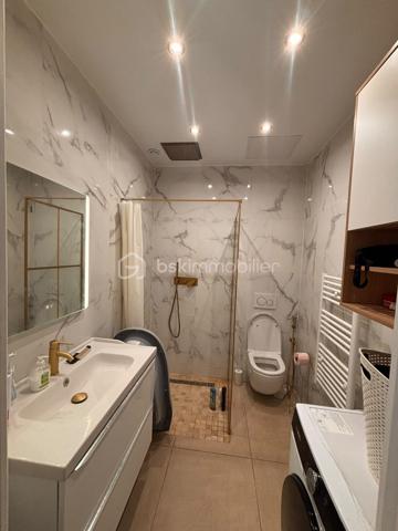 Dans un quartier pavillonnaire très calme, à proximité des commerces et des écoles, venez découvrir cette maison entièrement rénovée, sur deux étages est idéale pour une famille, offrant un beau potentiel d'évolution.


Cette maison s'ouvre sur une entrée lumineuse qui mène à un vaste séjour offrant un espace convivial pour se détendre en famille ou entre amis.
Elle se compose de 3 chambres, Vous disposerez aussi d'une salle de bain neuve.

En plus, une pièce pouvant être transformée en une chambre,dressing ou bureau .

Vous serez séduits par son magnifique jardin de 540 m² avec un terrain constructible de 136 m², offrant un espace de verdure pour profiter des journées ensoleillées en toute tranquillité.

Maison saine et bien entretenue

Une belle opportunité pour une famille souhaitant personnaliser son futur lieu de vie.
Pour stationner en toute facilité, un emplacement de parking est prévu.

Afin de vous permettre de mieux vous projeter, j'ai réalisé une simulation avec l'IA sur les trois dernières photos, montrant ce que pourrait devenir le jardin actuel avec l’aménagement d'un studio et d'une piscine, ainsi qu'une des chambre, il s'agit bien entendu d'une projection et non d'un emménagement existant.